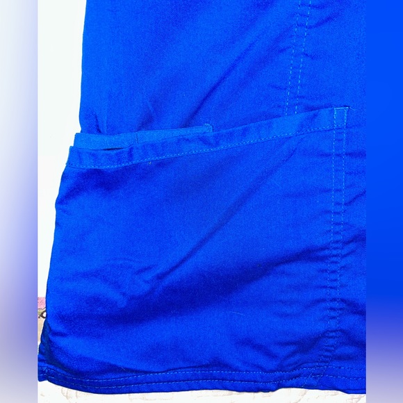 Cherokee Scrub Top, size M. Two front pockets with smaller ones inside. - Picture 3 of 3